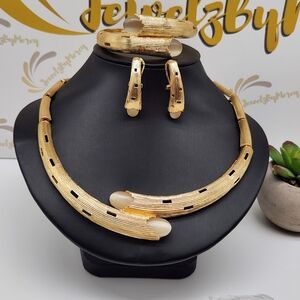 Luxurious Gold Necklace Set with Cream Accents